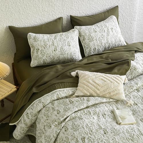 Wake In Cloud Coquette Botanical Quilt Set